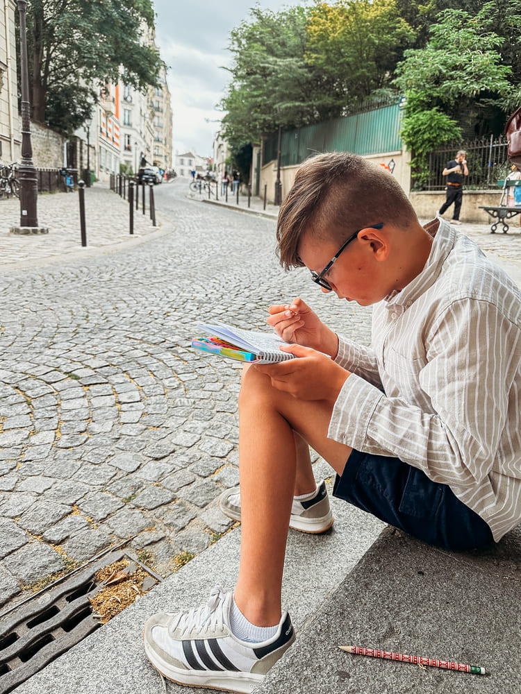 the boy sketch in the street in Montmartre