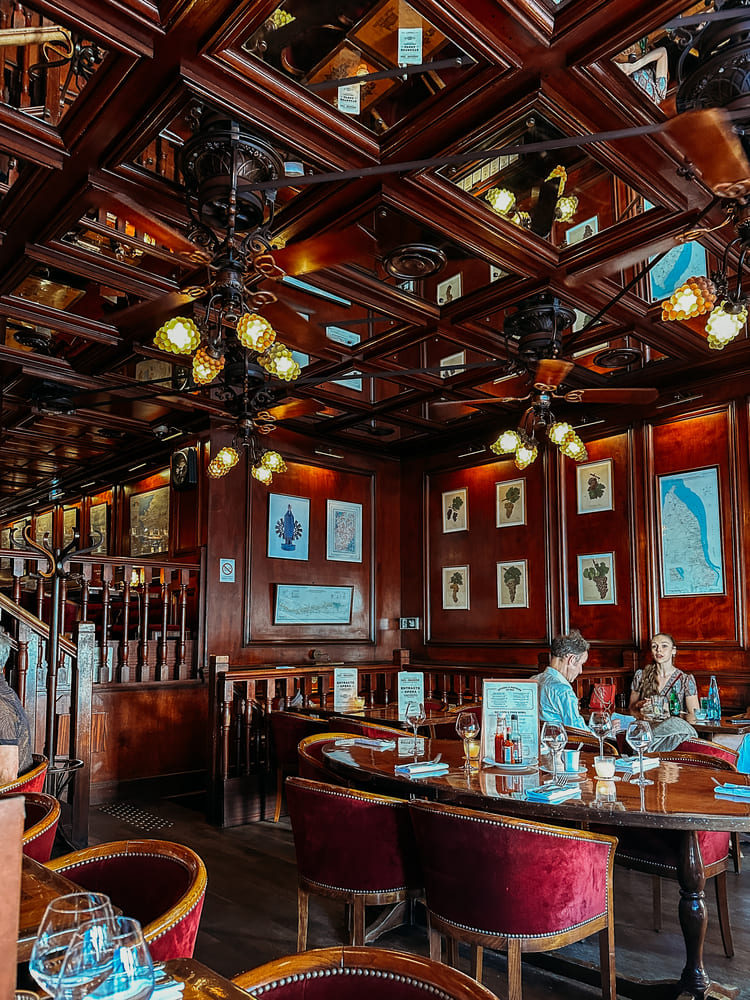 fancy restaurant in Paris
