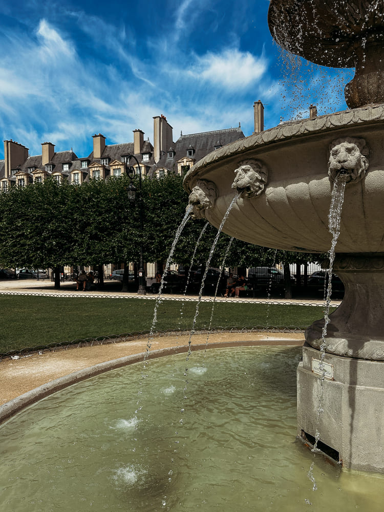 closer looking the fountain in Place de Vosges