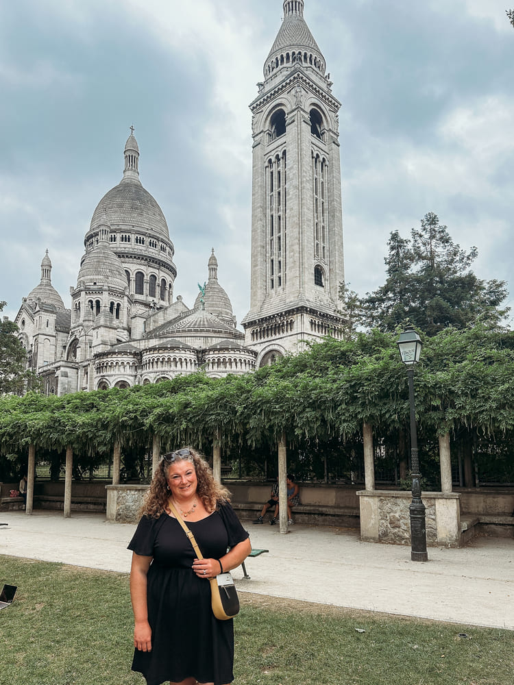 image of the woman with the Sacre-Coeur as the background